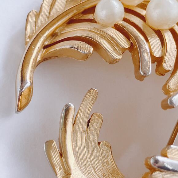 VTG Signed Trifari Brooch Mid Century Gold Tone Faux Pearl Swirl Leaf 1950s - Picture 11 of 11